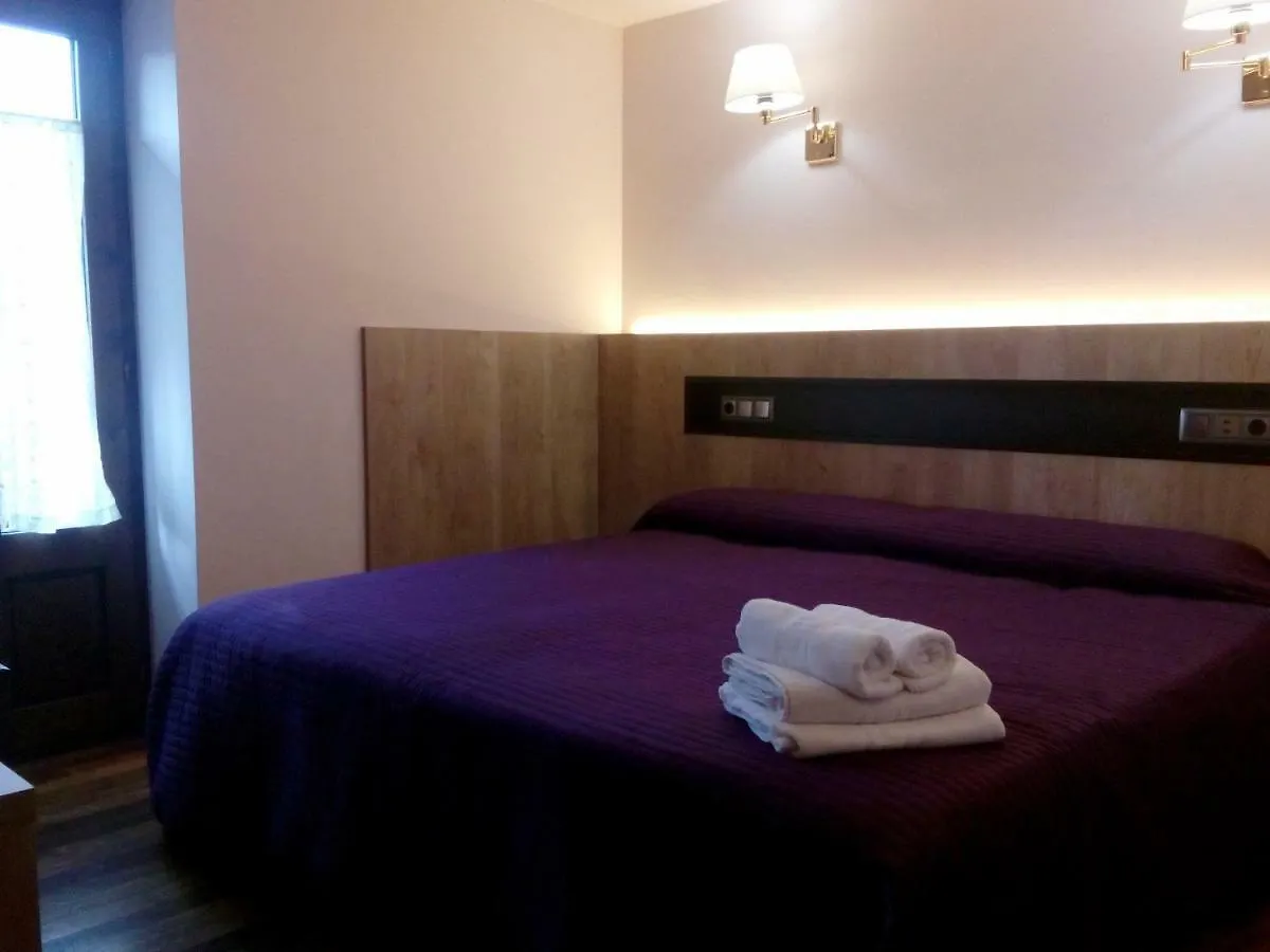 CAN MENCIÓ - Plaça Major Santa Pau Hotel