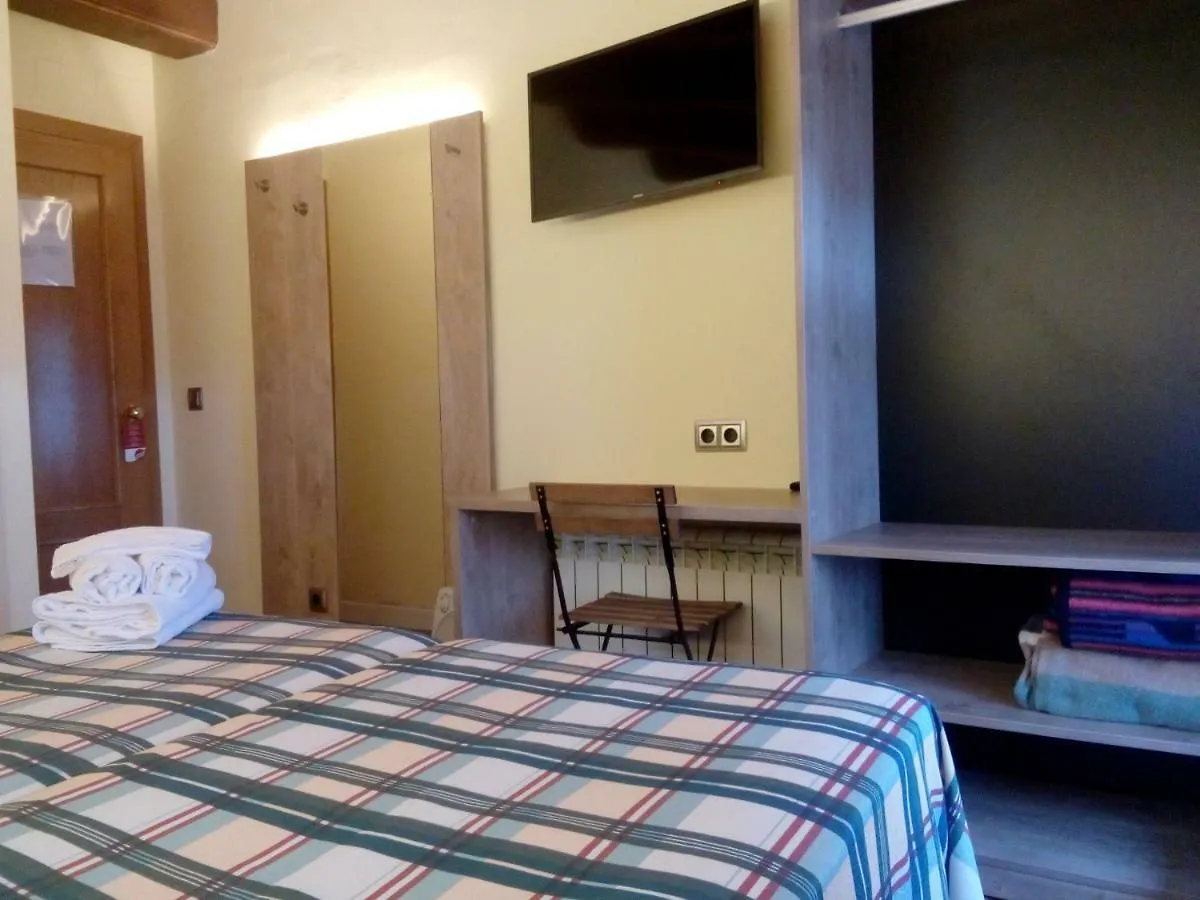 ** Hotel CAN MENCIÓ - Plaça Major Santa Pau España